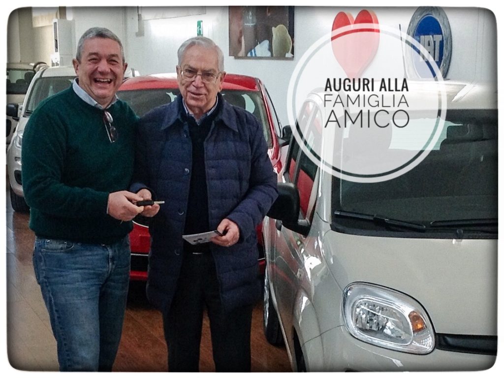 Toti Costanzo consegna le chiavi dell'auto al sig. Amico Giusepe