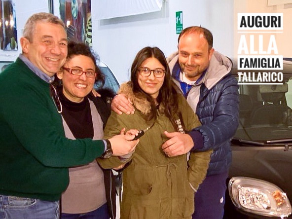 Toti Costanzo consegna le chiavi della macchina nuova a Giuseppe Tallarico
