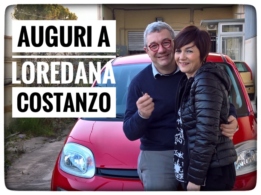 Toti Costanzo consegna le chiavi della nuova panda rossa a sua sorella Loredana costanzo